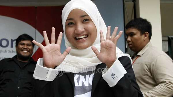 Studi Tour, Fatin Nyamar Pakai Masker
